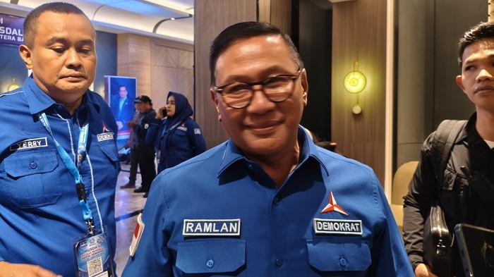 POLEMIK EKSEKUSI LAHAN - Walikota Bukittinggi, Ramlan Nurmatias saat memberikan keterangan usai Musda V melalui Musdalub Partai Demokrat Provinsi Sumbar di Hotel Truntum, Kota Padang, Jumat (24/7/2026) malam. Ramlan mengaku akan menaati proses hukum yang berlaku.