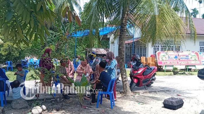 KORBAN KEBAKARAN - Suasana rumah duka pasangan suami istri korban kebakaran di Korong Kelok Licin, Nagari Sungai Buluah Utara, Kecamatan Batang Anai, Kabupaten Padang Pariaman, Sumatera Barat, Sabtu (25/7/2026). Meski kedua korban telah dimakamkan pada dini hari, rumah duka masih dipadati pelayat, sementara polisi terus melanjutkan penyelidikan dengan menerjunkan Tim Laboratorium Forensik (Labfor) Bareskrim Polri untuk mengungkap penyebab kebakaran yang menewaskan keduanya