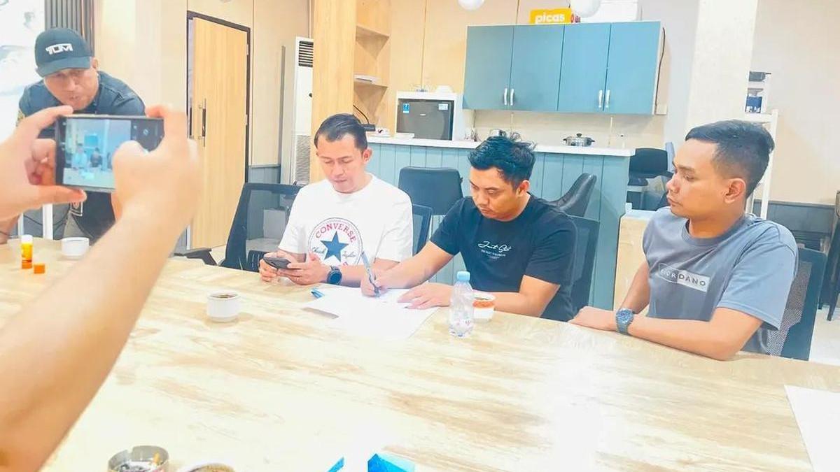 PENGEMUDI ALPHARD VIRAL - Tiga anggota kepolisian di Polda Jabar menandatangani surat kesepakatan damai dengan satpam di kawasan Bundaran Hotel Indonesia (HI), Fiktor Harefa dalam mediasi di Mapolsek Metro Menteng, Jumat (24/7/2026).