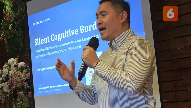 Direktur Eksekutif IHDC, Dr. dr. Ray Wagiu Basrowi, mengatakan kebiasaan tulis tangan membantu menyinkronkan fungsi motorik dan sensorik yang berperan dalam proses berpikir serta perkembangan otak anak. (Foto: Aditya Eka Prawira/Liputan6.com)