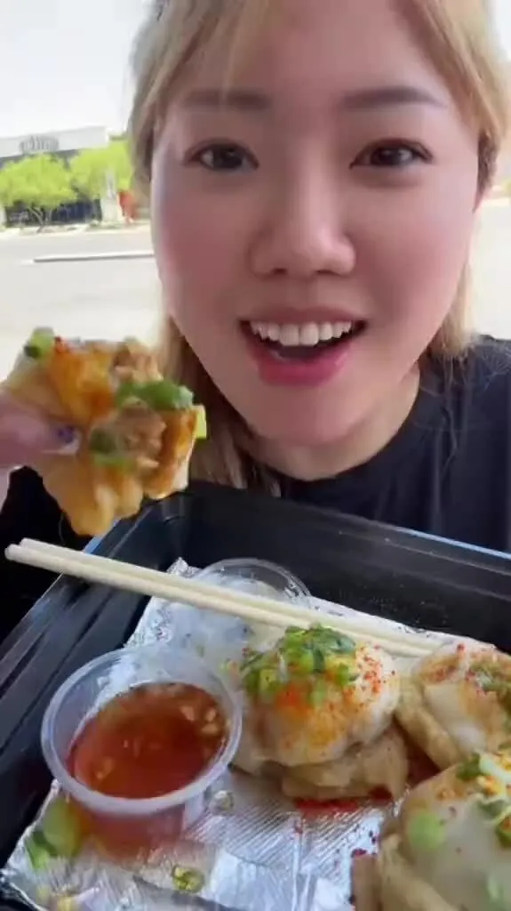 Foreigners hunt to try Hue ram it cake/ Hue ram it cake trend 'covers' national social networks
