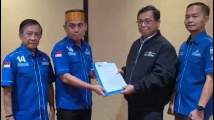 REKOMENDASI - Anggota DPRD Sulbar, Syamsul Samad, menerima rekomendasi dari DPP Demokrat sebagai Calon Wakil Gubernur Sulbar.
