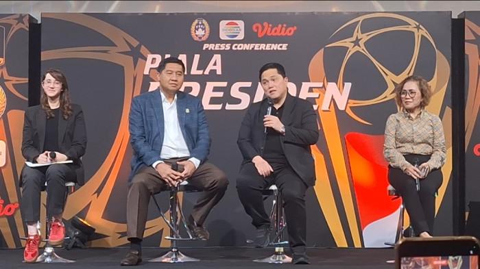 PIALA PRESIDEN 2026 - Ketua Umum PSSI, Erick Thohir bersama dengan Ketua OC Piala Presiden Maruarar Sirait dan Ketua SC Tsamara Amany saat hadir dalam konferensi pers Piala Presiden 2026 di SCTV Tower, Jakarta, Senin (6/7/2026). Tribunnews/Abdul Majid
