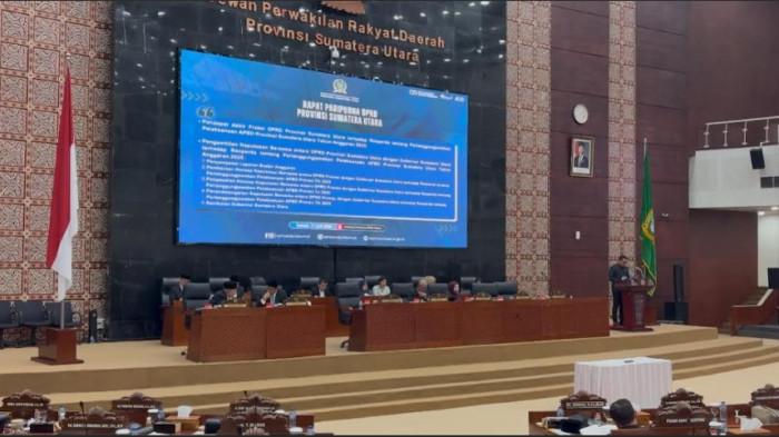 Gubernur Sumut Bobby Nasution tiba-tiba walkout (meninggalkan ruang rapat) saat Paripurna dengan anggota DPRD Sumut masih berlangsung. 