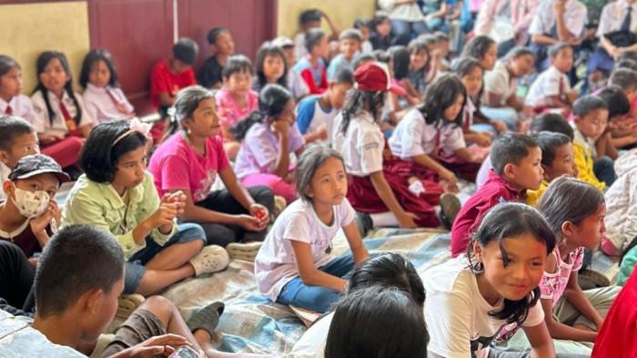 Anak-anak bersama orang tua menerima dokumen beasiswa Program Indonesia Pintar (PIP) saat penyaluran bantuan pendidikan di Aula Dinas Pendidikan, Balige, Kabupaten Toba, Sabtu (25/7/2026). Penyaluran yang dipimpin Ketua DPD PDI Perjuangan Sumatera Utara sekaligus Anggota DPR RI, Rapidin Simbolon, itu menjadi bagian dari rangkaian distribusi beasiswa kepada 550 pelajar di Kabupaten Toba yang berlanjut dari Habinsaran, Borbor, Balige hingga Porsea