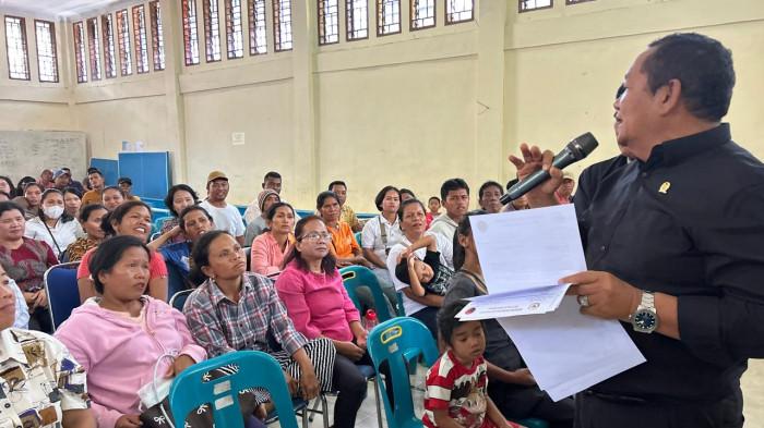 RAPIDIN SIMBOLON SERAHKAN BEASISWA TOB
