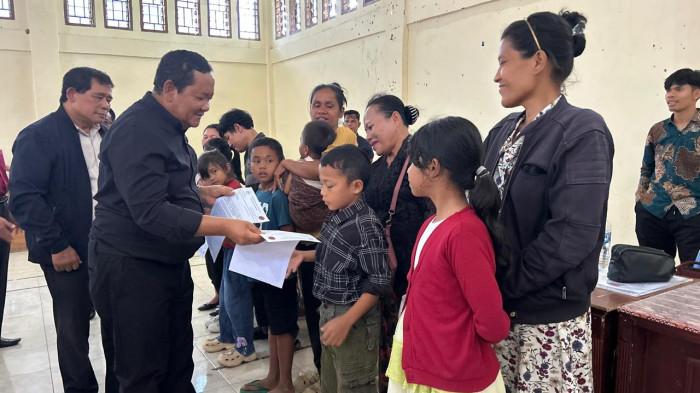 Ketua DPD PDI Perjuangan Sumatera Utara sekaligus Anggota DPR RI, Rapidin Simbolon, menyerahkan dokumen beasiswa Program Indonesia Pintar (PIP) kepada seorang pelajar didampingi orang tua di Aula Dinas Pendidikan, Balige, Kabupaten Toba, Sabtu (25/7/2026). Penyaluran bantuan pendidikan tersebut merupakan bagian dari rangkaian distribusi beasiswa kepada 550 pelajar di Kabupaten Toba yang berlanjut secara maraton dari Habinsaran, Borbor, Balige hingga Porsea.