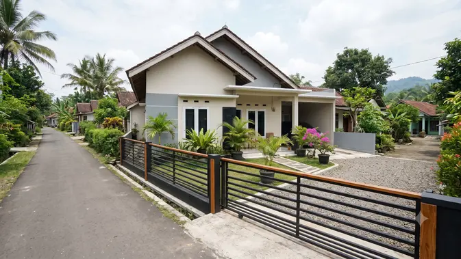 Desain Pagar Rumah Sederhana di Desa Tanpa Tembok Tinggi  (AI Generated)