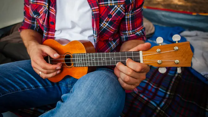 How to tune a ukulele with a tuner. (Photo: Freepik)