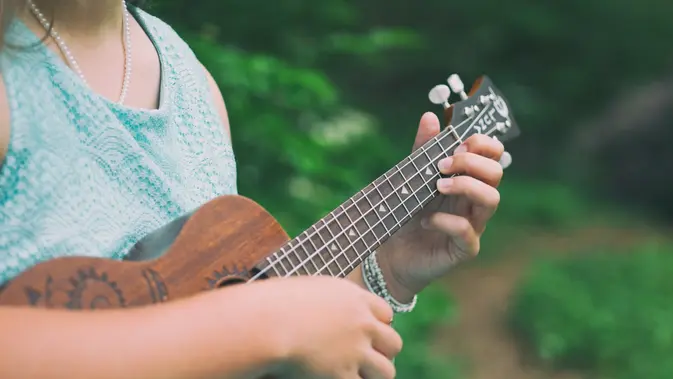 How to tune a ukulele by ear. (Photo: Aaron Burden/Unsplash)