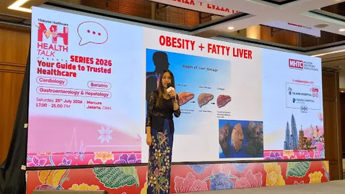 Consultant Bariatric & Metabolic Surgery, General Surgery dari Pantai Hospital Kuala Lumpur, Dr. Reynu Rajan, saat mengulas isu obesitas pada acara Health Talk Series 2026 yang digelar di Mercure Jakarta, Cikini pada Sabtu (25/07/2026). (Erfieka Sanra/Liputan6.com)