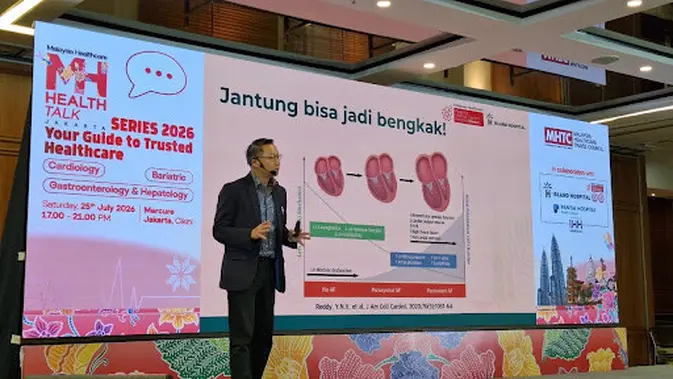 Consultant Cardiologist dari Island Hospital Penang sekaligus President National Heart Association of Malaysia, Dr. Ma Soot Keng, saat memaparkan materi seputar irama jantung pada acara Health Talk Series 2026 yang digelar di Mercure Jakarta, Cikini pada Sabtu (25/07/2026). (Erfieka Sanra/Liputan6.com)