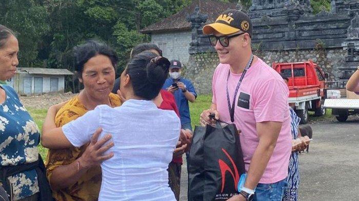 Bertrand Antolin terlihat tak canggung berbaur dengan warga korban longsor di Kabupaten Karangasem, Bali yang menjadi korban banjir dan tanah longsor.