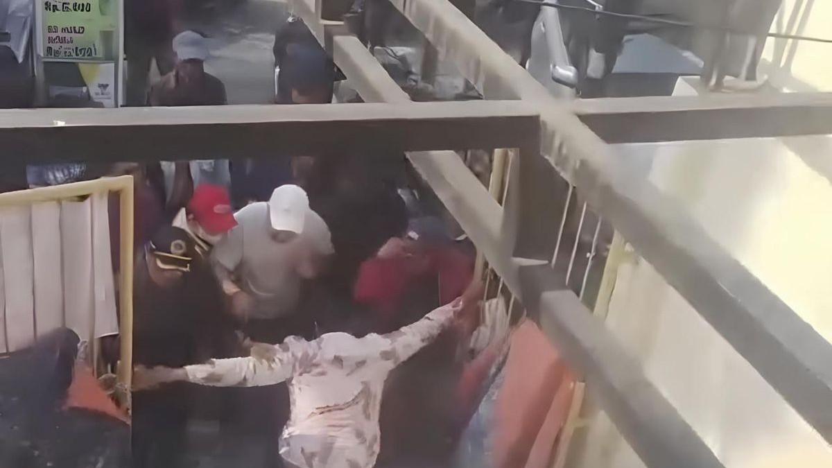 KASUS VIRAL - Tangkapan layar dari rekaman CCTV viral terkait pengeroyokan sebuah ruko di Surabaya oleh sekelompok orang yang diduga berasal dari oknum sebuah organsiasi masyarakat (ormas).
