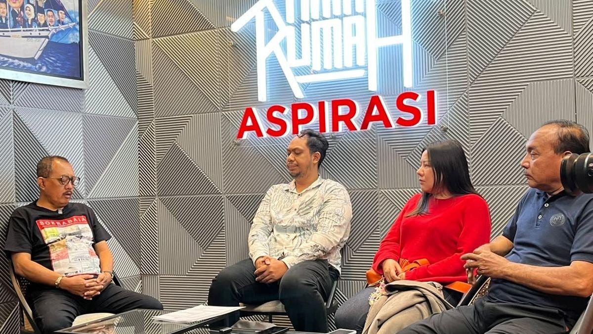 KASUS VIRAL - Wakil Walikota Surabaya, Armuji saat menerima laporan dari korban sekaligus pemilik ruko, Bagus Indra atas pendudukan paksa ruko di Surabaya oleh sekelompok orang yang diduga berasal dari oknum sebuah organsiasi masyarakat (ormas), pada Sabtu (27/7/2026) malam.