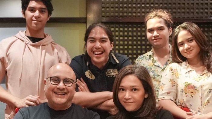 Dul Jaelani mengungkap bahwa proses belajarnya dalam bermusik memiliki cerita yang berbeda dibandingkan kedua kakaknya, Al Ghazali dan El Rumi.