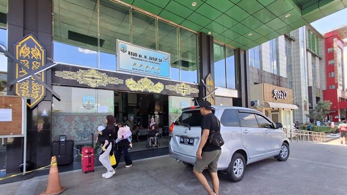 Tampak aktivitas keluar masuk pengunjung RSUD dr H Jusuf SK belum lama ini.