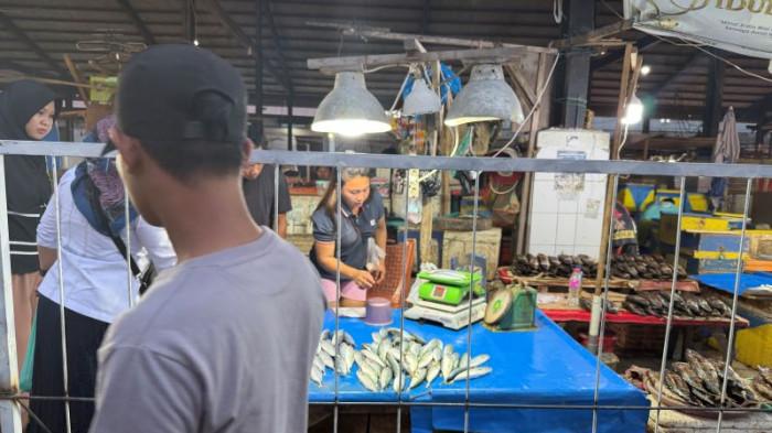 PAGAR - Pagar dipasang di lapak penjualan ikan di Pasar Bersehati, Kota Manado, Sulawesi Utara, Jumat (24/7/2026). Para pedagang berencana menggelar aksi demonstrasi sebagai bentuk protes terhadap kebijakan tersebut.