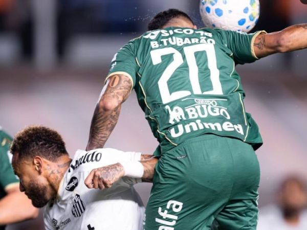 Mantan pemain Persija, Bruno Tubarao, memamerkan foto dirinya yang berhadapan langsung dengan Neymar.