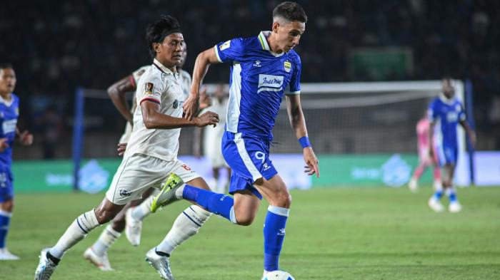 GIRING BOLA - Luka Menalo pada laga Persib Bandung vs Arema FC di Stadion Si Jalak Harupat, Soreang, Kabupaten Bandung, Sabtu (25/7/2026).(KOMPAS.com/ADIL NURSALAM)
