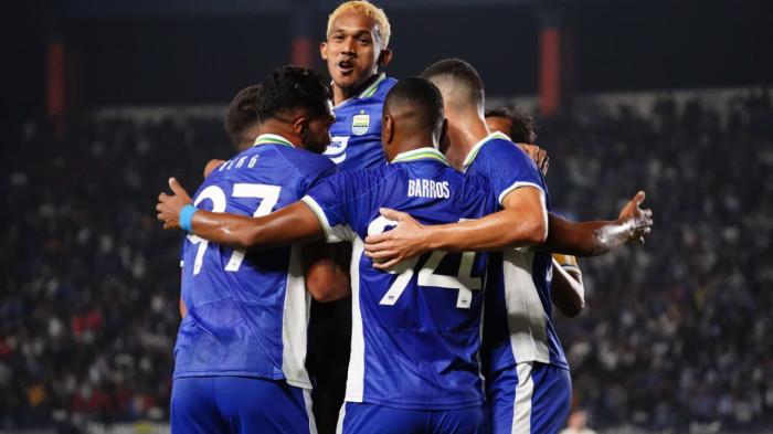 BERPELUKAN - Penyerang sayap Persib Bandung Uilliam Barros Pereira usai membobol gawang Arema FC pada babak pertama laga pembuka Grup A Piala Presiden 2026 di Stadion Si Jalak Harupat, Sabtu (25/7/2026) malam. Persib berhasil unggul 1-0 pada menit ke-25. (Tribun Jabar/Raymond S)