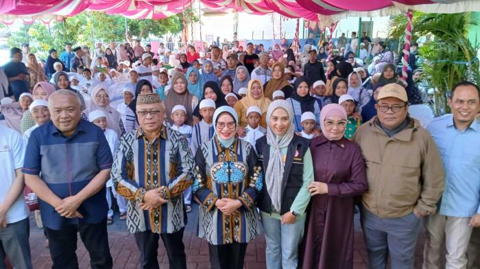 KHITANAN MASSAL -- Foto bersama Wakil Bupati Gorontalo Tonny Junus, Bupati Gorontalo Sofyan Puhi hingga Ketua DPRD Kabupaten Gorontalo Zulfikar Usira dalam program khitanan massal, Sabtu (25/7/2026). (Sumber: Protokoler Pemkab Gorontalo)