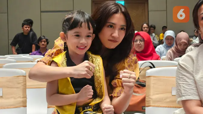 Sherina mengaku sejak kecil diberi kesempatan mencoba berbagai aktivitas, mulai dari balet, piano, hingga bernyanyi. Pengalaman itu sejalan dengan saran psikolog agar orang tua tidak terburu-buru menentukan bakat anak. (Foto: Aditya Eka Prawira/Liputan6.com)