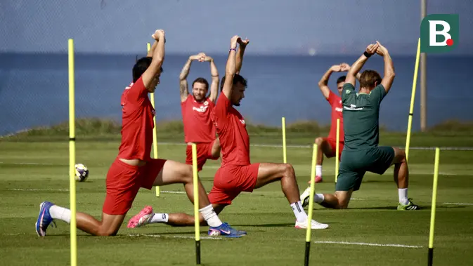 Foto: Ivar Jenner Gabung TC Timnas Indonesia di Bali, Garuda Makin Siap Tatap Piala AFF 2026 Para pemain Timnas Indonesia melakukan pemanasan saat mengikuti sesi latihan di Bali United Training Center, Gianyar, Bali, Kamis (23/7/2026). Skuad Garuda memasuki fase akhir pemusatan latihan dengan intensitas yang terus ditingkatkan jelang menghadapi Kamboja pada laga perdana Grup A Piala AFF 2026 di Stadion Pakansari, Bogor, 27 Juli 2026. (Bola.com/Alit Binawan)