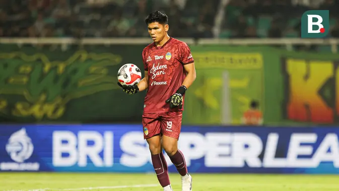 Cahya Supriadi PSIM Yogyakarta Aksi pemain PSIM Yogyakarta, Cahya Supriadi saat bertanding melawan Persebaya Surabaya pada BRI Super League 2025/2026 di Stadion Gelora Bung Tomo, Surabaya, Jumat (8/8/2025). (Bola.com/Abdul Aziz)