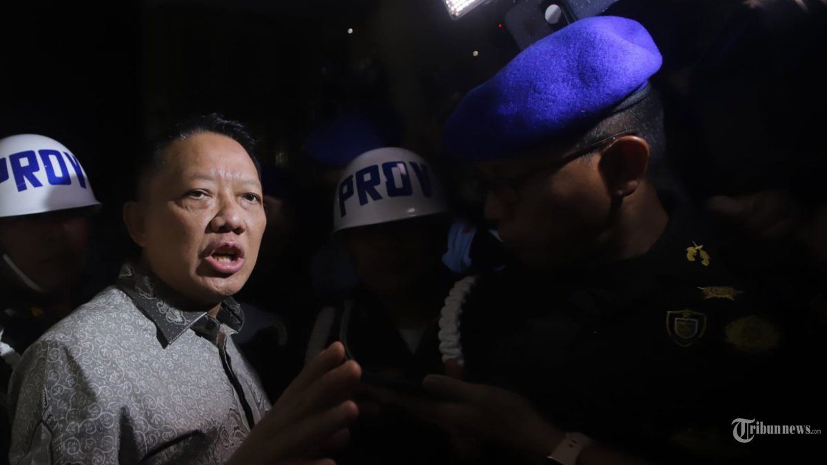 DITAHAN - Mantan Jaksa Agung Muda Bidang Tindak Pidana Khusus Febrie Adriansyah menjawab pertanyaan wartawan seusai menjalani pemeriksaan di Kejaksaan Agung, Jakarta, Jumat (24/7/2026).