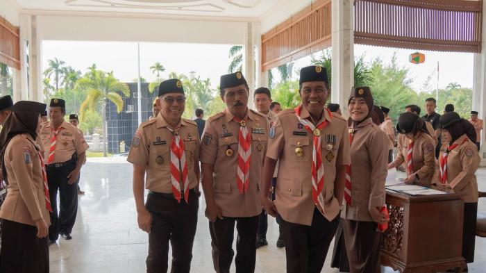 Bupati HSS Syafrudin Noor bersama pengurus Gerakan Pramuka Kwarcab HSS