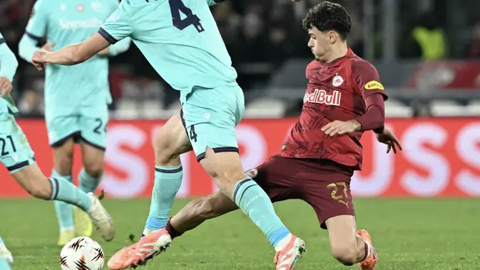Penyerang RB Salzburg, Kerim Alajbegovic, saat bertanding di Liga Europa 2025/2026. (Stefano RELLANDINI / AFP)