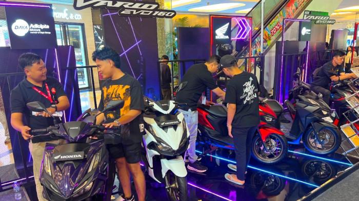NEW HONDA VARIO EVO 160 - Kemeriahan RegionalPublic Exhibition yang digelar PT Daya Adicipta Motora (DAM) perkenalkan New Honda Vario Evo 160 di Trans Studio Mall Bandung pada Sabtu (25/7/2026) malam.