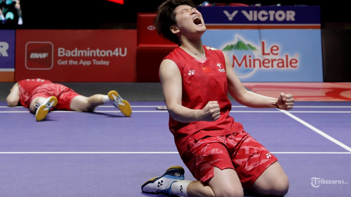 INDONESIA OPEN 2025 - Pebulu tangkis ganda putri ChinaLiu Sheng Shu dan Tan Ning berselebrasi usai mengalahkan pebulu tangkis ganda putri Malaysia Pearly Tan dan Thinaah Muralitharan pada babak final Kapal Api Indonesia Open 2025 di Istora Senayan, Gelora Bung Karno, Jakarta, Minggu (8/6/2025). Pasangan Liu dan Tan berhasil menjuarai Indonesia Open 2025 usai menang dengan skor 23-25, 21-12 dan 21-19. TRIBUNNEWS/IRWAN RISMAWAN