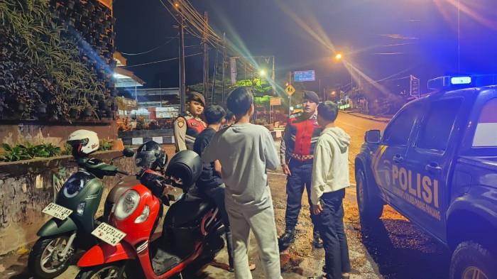 PATROLI- Satuan Samapta Polres Padang Panjang mengintensifkan Patroli Presisi di sejumlah objek vital dan titik rawan wilayah hukumnya pada Sabtu (25/7/2026) malam. Kegiatan patroli ini digelar dalam rangka menjaga situasi keamanan dan ketertiban masyarakat (kamtibmas) tetap aman dan kondusif.