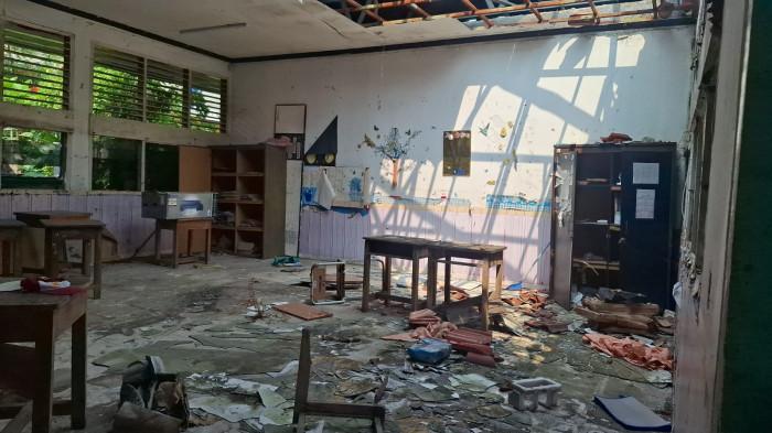 SEKOLAH DI KEBAYORAN LAMA AMBRUK - Kondisi sekolah SDN Kebayoran Lama Selatan 09, Jaksel, Selasa (21/7/2026). Sekolah tersebut ambruk sejak dua tahun terakhir tapi tak juga diperbaiki.