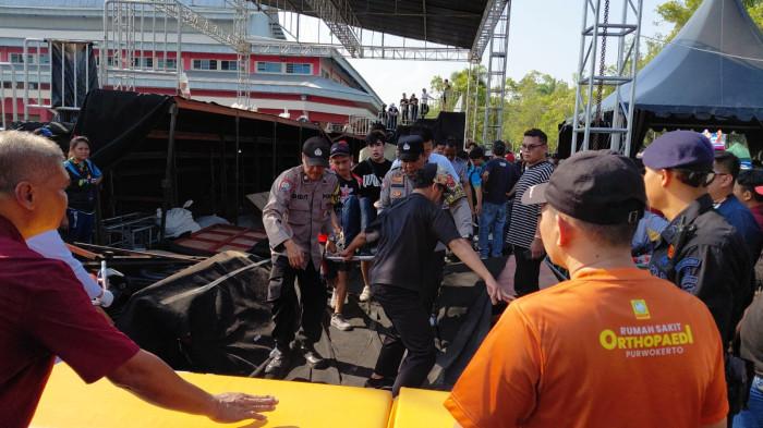 TRIBUN AMBRUK - Evakuasi korban tribun ambruk Kejuaraan Nasional (Kejurnas) Drift Speed Fest di GOR Satria Purwokerto berubah menjadi kepanikan setelah tribun VIP yang dipadati ratusan penonton dilaporkan roboh, Minggu (26/7/2026) sekitar pukul 14.00 WIB