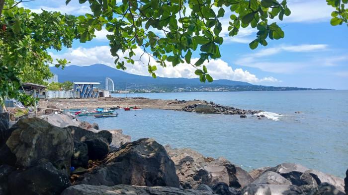 LAUT - Ilustrasi cuaca di Teluk Manado, Sulawesi Utara. Stasiun Metorologi Maritim Bitung mengeluarkan peringatan dini gelombang tinggi selama empat hari.