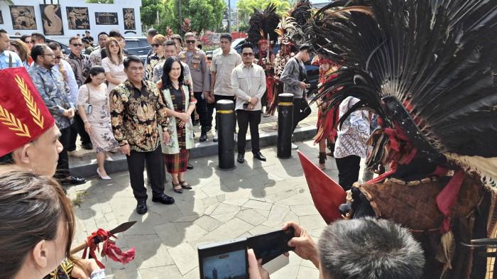 Gubernur YSK saat menghadiri pengucapan syukur di Lapangan Sam Ratulangi