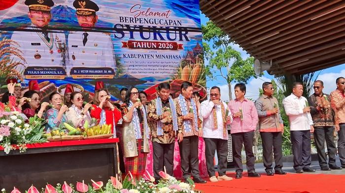 YSK dan rombongan saat menghadiri pengucapan syukur di Lapangan Sam Ratulangi