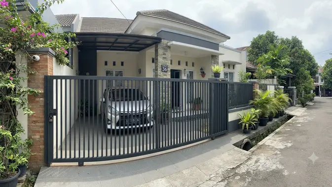 Inspirasi Pagar Geser untuk Rumah Tipe 36 dengan Carport 1 Mobil yang Aman dari Maling Model Full Besi Susunan Rapat (image generated by AI)