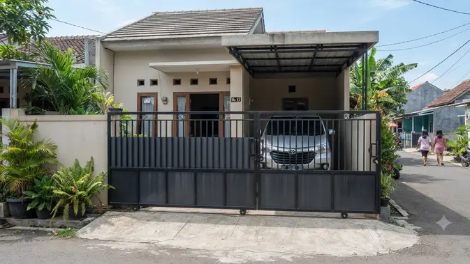 Inspirasi Pagar Geser untuk Rumah Tipe 36 dengan Carport 1 Mobil yang Aman dari Maling Model Kombinasi Besi dan Plat (image generated by AI)