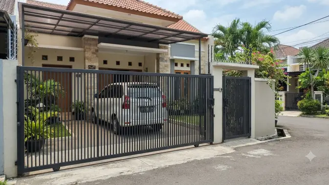Inspirasi Pagar Geser untuk Rumah Tipe 36 dengan Carport 1 Mobil yang Aman dari Maling Model Kisi Vertikal (image generated by AI)