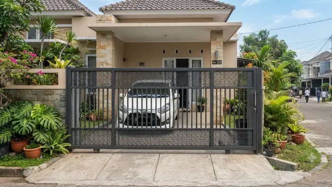 Inspirasi Pagar Geser untuk Rumah Tipe 36 dengan Carport 1 Mobil yang Aman dari Maling Model Kombinasi Besi dan Kisi Motif (image generated by AI)