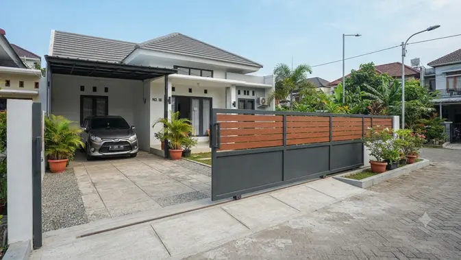 Inspirasi Pagar Geser untuk Rumah Tipe 36 dengan Carport 1 Mobil yang Aman dari Maling Model Sistem Rel Tertutup (image generated by AI)