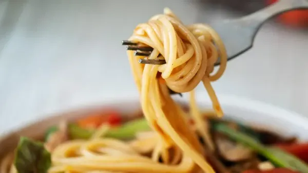 Viral Wanita Makan Spaghetti Pakai Tangan, Netizen Ramai Berdebat