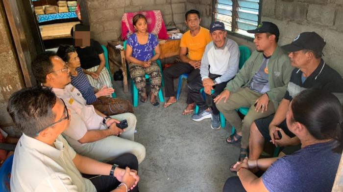 Rumah duka - Kepala Dinas Sosial P3A bersama Kepala Disdikpora dan Camat Banjar saat mendatangi rumah duka KD, korban pengeroyokan maut asal Desa Sidetapa, Minggu (26/7/2026). Pemkab Buleleng memberikan pendampingan psikologis untuk dua anak KD serta menjamin pendidikan keduanya tetap berlanjut. Pemkab Buleleng Siapkan Pendampingan Psikologis dan Kelanjutan Pendidikan Bagi Dua Anak KD