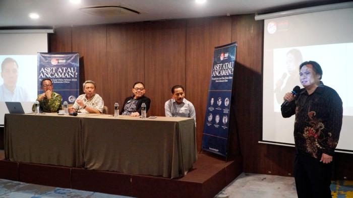 ‎PELIKNYA LAUT CHINA SELATAN - Ketua Forum Sinologi Indonesia (FSI) Johanes Herlijanto (berdiri) menyampaikan paparan di seminar 'Aset atau Ancaman? Kompleksitas Laut China Selatan dalam Relasi Indonesia–China' yang diselenggarakan FSI di Jakarta, Jumat 24 Juli 2026. Seminar menghadirkan pembicara (dari kiri) Kepala Pusat Kajian Maritim Sekolah Staf dan Komando TNI AL Laksamana Pertama TNI Salim, S.E., M.Phil., M.Tr.Opsla, moderator Sekretaris Umum FSI Muhammad Farid, S.S., M.PA., Direktur Eksekutif Center for Diplomasi Jakarta, PLE Priatna, S.I.P., M.A, pengajar di Program Studi Keamanan Maritim Universitas Pertahanan Republik Indonesia (UnHan RI) Laksamana Muda TNI (Purn) Dr. Surya Wiranto.