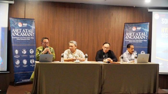 URGENSI KEDAULATAN RI DI NATUNA - Penyelenggaraan seminar 'Aset atau Ancaman? Kompleksitas Laut China Selatan dalam Relasi Indonesia–China' yang diselenggarakan Forum Sinologi Indonesia di Jakarta, Jumat 24 Juli 2026. Seminar menghadirkan pembicara (dari kiri) Kepala Pusat Kajian Maritim Sekolah Staf dan Komando TNI AL (Kapusjianmar Seskoal), Laksamana Pertama TNI Salim, S.E., M.Phil., M.Tr.Opsla, moderator Sekretaris Umum FSI Muhammad Farid, S.S., M.PA., Direktur Eksekutif Center for Diplomasi Jakarta, PLE Priatna, S.I.P., M.A, pengajar di Program Studi Keamanan Maritim Universitas Pertahanan Republik Indonesia (UnHan RI) Laksamana Muda TNI (Purn) Dr. Surya Wiranto.