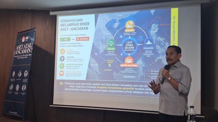 KEDAULATAN RI DI NATUNA - Pengajar di Program Studi Keamanan Maritim Universitas Pertahanan Republik Indonesia Laksamana Muda TNI (Purn) Dr. Surya Wiranto (berdiri) menyampaikan paparan urgensi kedaulatan RI di Perairan Natuna di seminar 'Aset atau Ancaman? Kompleksitas Laut China Selatan dalam Relasi Indonesia–China' yang diselenggarakan Forum Sinologi Indonesia di Jakarta, Jumat 24 Juli 2026.